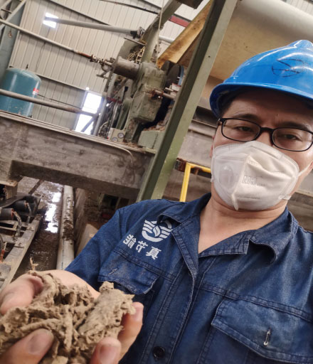 觀察污泥干燥機(jī)物料狀況